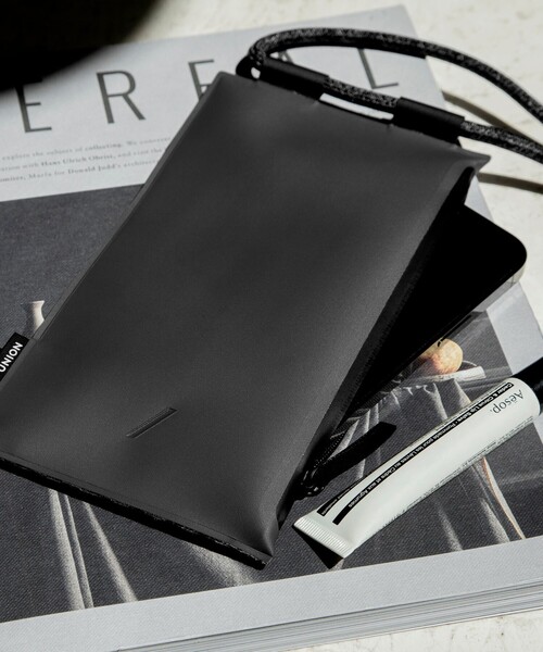 Native Union(ネイティブユニオン)の「<NATIVE UNION>SLING POUCH(スマホグッズ・レディース・ブラック/ベージュ・FREE)」の5枚目の写真