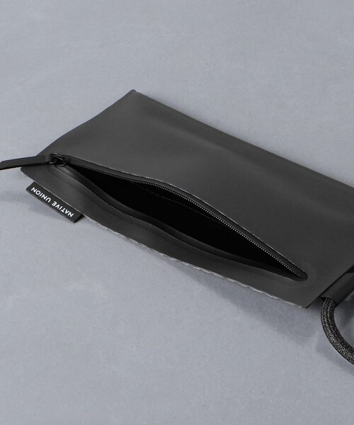 Native Union(ネイティブユニオン)の「<NATIVE UNION>SLING POUCH(スマホグッズ・レディース・ブラック/ベージュ・FREE)」の4枚目の写真