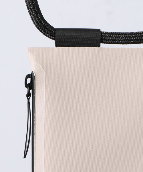 Native Union(ネイティブユニオン)の「<NATIVE UNION>SLING POUCH(スマホグッズ・レディース・ブラック/ベージュ・FREE)」の7枚目の写真