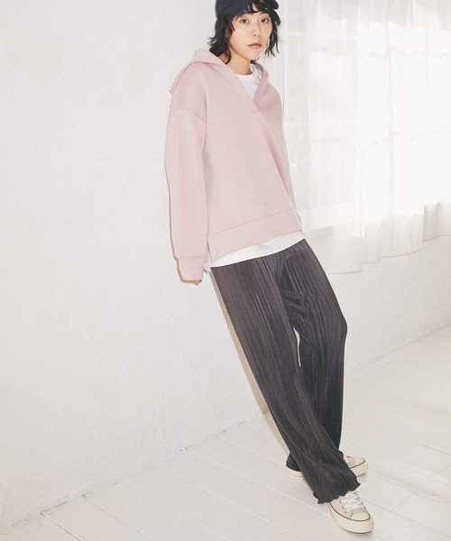 earth music&ecology(アースミュージックアンドエコロジー)の「すきな丈裾メロープリーツカットパンツ(長め丈)*(その他パンツ・レディース・チャコールグレー/グレイッシュベージュ/テラコッタ・FREE)」の2枚目の写真