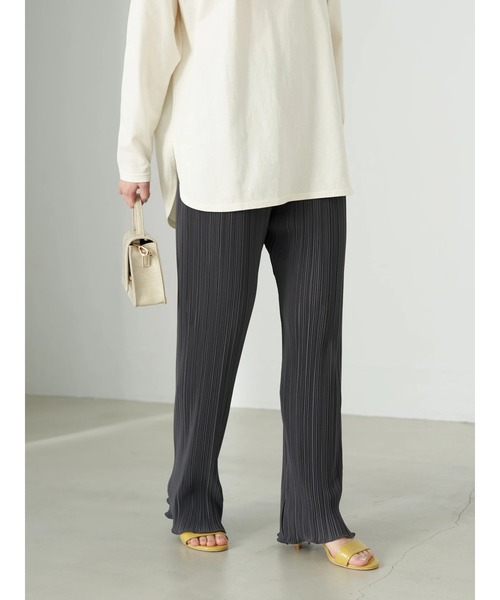 earth music&ecology(アースミュージックアンドエコロジー)の「すきな丈裾メロープリーツカットパンツ(長め丈)*(その他パンツ・レディース・チャコールグレー/グレイッシュベージュ/テラコッタ・FREE)」の4枚目の写真