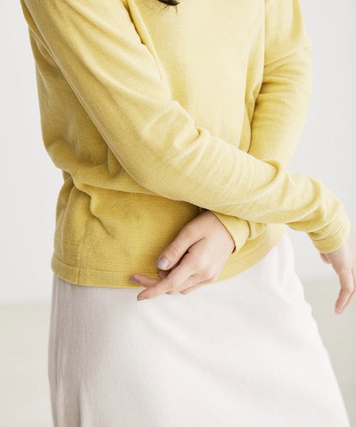 SALON adam et rope'（サロン アダム エ ロペ）の「【極上の肌ざわり】ロングスリーブプルオーバー -CreamyCotton /クリーミーコットン-（Tシャツ/カットソー・レディース・パープル/イエロー/ホワイト系その他2・FREE）」の8枚目の写真