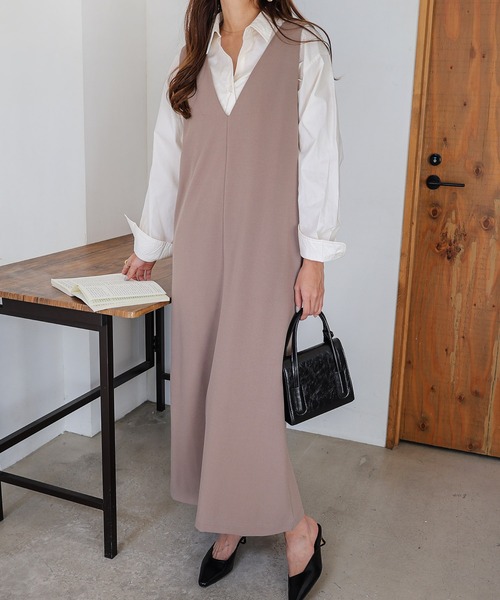 andme(アンドミー)の「梨地ポンチストレッチVネックワンピース(ワンピース・レディース・ブラック/ベージュ/グリーン/ネイビー/アイボリー/グレー系その他・M/L)」の3枚目の写真