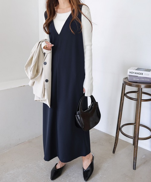 andme(アンドミー)の「梨地ポンチストレッチVネックワンピース(ワンピース・レディース・ブラック/ベージュ/グリーン/ネイビー/アイボリー/グレー系その他・M/L)」の6枚目の写真