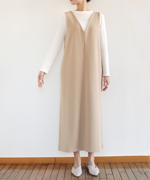 andme(アンドミー)の「梨地ポンチストレッチVネックワンピース(ワンピース・レディース・ブラック/ベージュ/グリーン/ネイビー/アイボリー/グレー系その他・M/L)」の7枚目の写真