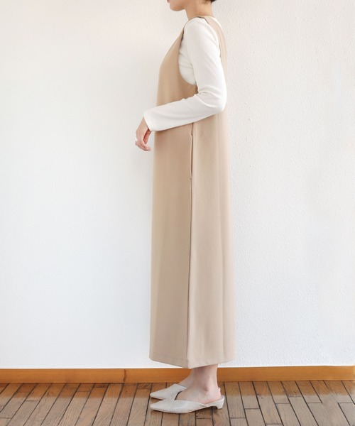 andme(アンドミー)の「梨地ポンチストレッチVネックワンピース(ワンピース・レディース・ブラック/ベージュ/グリーン/ネイビー/アイボリー/グレー系その他・M/L)」の8枚目の写真