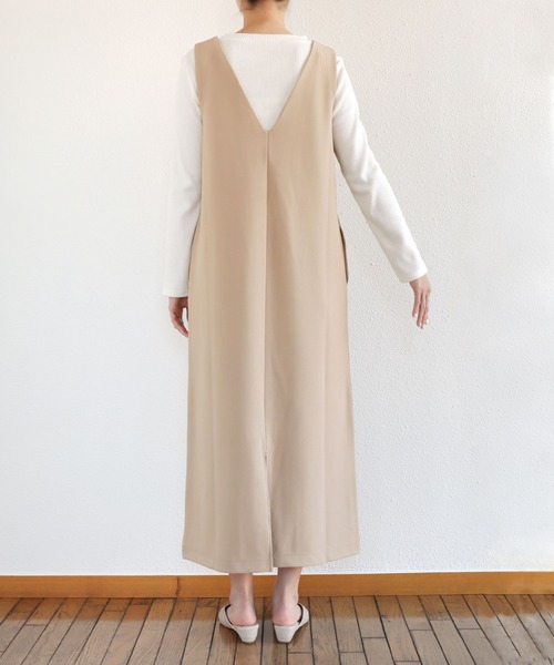 andme(アンドミー)の「梨地ポンチストレッチVネックワンピース(ワンピース・レディース・ブラック/ベージュ/グリーン/ネイビー/アイボリー/グレー系その他・M/L)」の9枚目の写真