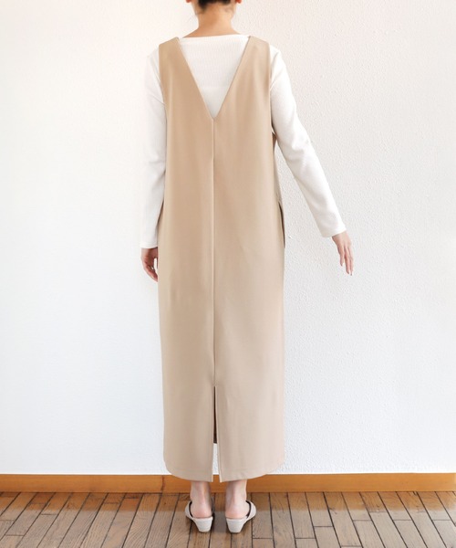 andme(アンドミー)の「梨地ポンチストレッチVネックワンピース(ワンピース・レディース・ブラック/ベージュ/グリーン/ネイビー/アイボリー/グレー系その他・M/L)」の12枚目の写真