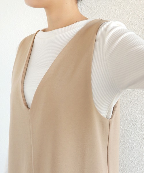 andme(アンドミー)の「梨地ポンチストレッチVネックワンピース(ワンピース・レディース・ブラック/ベージュ/グリーン/ネイビー/アイボリー/グレー系その他・M/L)」の14枚目の写真