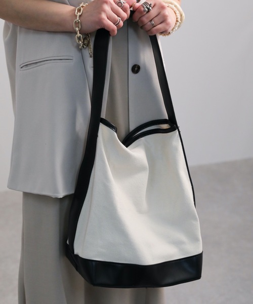 ap retro(アプレトロ)の「ワンハンドルバイカラーショルダーバック(ショルダーバッグ・レディース・ブラック/ライトブラウン・FREE)」の3枚目の写真