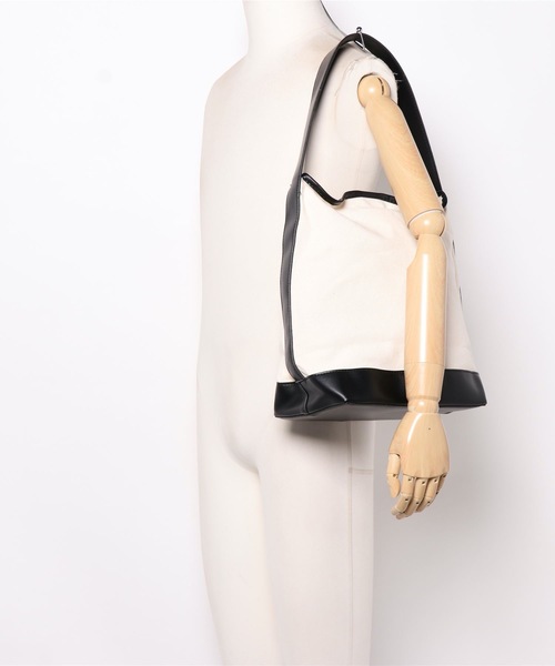 ap retro(アプレトロ)の「ワンハンドルバイカラーショルダーバック(ショルダーバッグ・レディース・ブラック/ライトブラウン・FREE)」の7枚目の写真