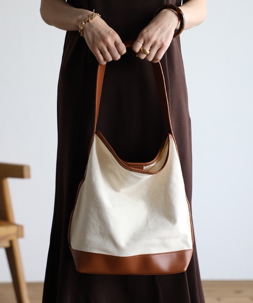 ap retro(アプレトロ)の「ワンハンドルバイカラーショルダーバック(ショルダーバッグ・レディース・ブラック/ライトブラウン・FREE)」の17枚目の写真