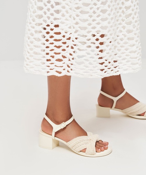 CHARLES & KEITH(チャールズ & キース)の「ニット ブロックヒールサンダル / Knitted Block Heel Sandals(サンダル・レディース・ブルー/ライラック/クリーム・25cm/23cm/24.5cm/25.5cm/22.5cm/23.5cm)」の4枚目の写真