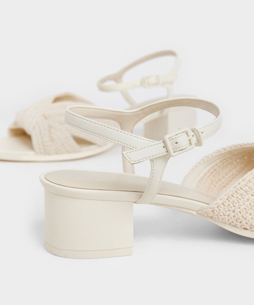 CHARLES & KEITH(チャールズ & キース)の「ニット ブロックヒールサンダル / Knitted Block Heel Sandals(サンダル・レディース・ブルー/ライラック/クリーム・25cm/23cm/24.5cm/25.5cm/22.5cm/23.5cm)」の9枚目の写真