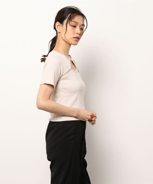 SpRay(スプレイ)の「テレコビットデコルテ開きカットソー(Tシャツ/カットソー・レディース・ホワイト/ブラック/アイボリー/ピンク系その他・FREE)」の5枚目の写真