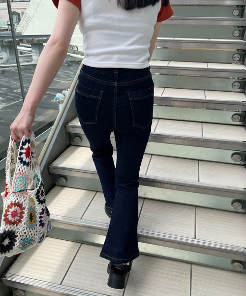 DuKKah(デュカ)の「Dukkah/【低身長向け】ピンタックデニムフレアパンツ(デニムパンツ・レディース・インディゴブルー/ブラック・X-SMALL/SMALL)」の3枚目の写真