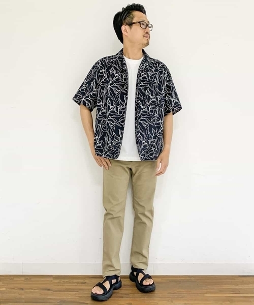 a.v.v（アーヴェヴェ）の「線画フラワープリントオープンカラーシャツ（シャツ/ブラウス・メンズ・モカ/ブラック・50/48/46）」の5枚目の写真