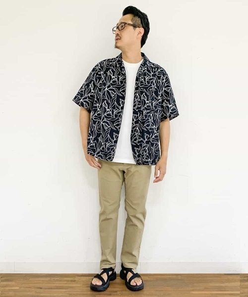 a.v.v（アーヴェヴェ）の「線画フラワープリントオープンカラーシャツ（シャツ/ブラウス・メンズ・モカ/ブラック・50/48/46）」の6枚目の写真