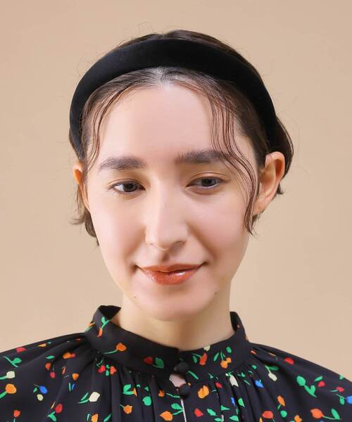 IRIS47（イリスフォーセブン）の「IRIS47 / 別注wide head band velvet（カチューシャ・レディース・ブラック・FREE）」の2枚目の写真