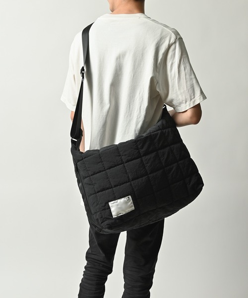 ADAM PATEK(アダムパテック)の「『ADAM PATEK 』square quilt BIG shoulder bag(ショルダーバッグ・レディース・ブラック/ホワイト/ブルー/カーキ・FREE/フリー)」の3枚目の写真