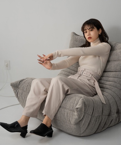 Amiur（エミレ）の「silky touch rib high neck（ニット/セーター・レディース・ブラック/アイボリー/ベージュ・FREE）」の2枚目の写真