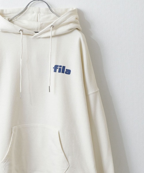 FILA（フィラ）の「【別注】 【FILA】 ビッグシルエット ドロップショルダー ワンポイント ロゴ 刺繍 / プリント 裏毛 スウェット パーカー（パーカー・レディース・ホワイト系1/ホワイト系2/アイボリー系/オートミール/ブラック/ダークグリーン/チャコール/ブラック系/ブルー系/ホワイト系/ブルー系1/ブルー系2/ダークグリーン系/アイボリー系1/アイボリー系2/グレー系/グレー系1/グレー系2/ブラック系1/ブラック系2/ブルー/アイボリー・X-LARGE/MEDIUM/LARGE）」の3枚目の写真