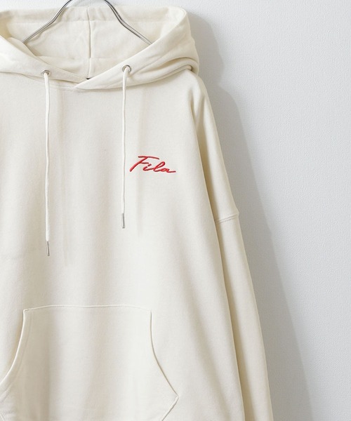 FILA（フィラ）の「【別注】 【FILA】 ビッグシルエット ドロップショルダー ワンポイント ロゴ 刺繍 / プリント 裏毛 スウェット パーカー（パーカー・レディース・ホワイト系1/ホワイト系2/アイボリー系/オートミール/ブラック/ダークグリーン/チャコール/ブラック系/ブルー系/ホワイト系/ブルー系1/ブルー系2/ダークグリーン系/アイボリー系1/アイボリー系2/グレー系/グレー系1/グレー系2/ブラック系1/ブラック系2/ブルー/アイボリー・X-LARGE/MEDIUM/LARGE）」の4枚目の写真