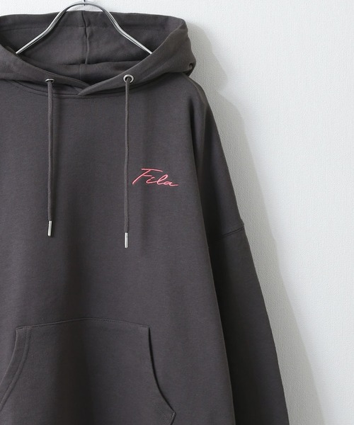 FILA（フィラ）の「【別注】 【FILA】 ビッグシルエット ドロップショルダー ワンポイント ロゴ 刺繍 / プリント 裏毛 スウェット パーカー（パーカー・レディース・ホワイト系1/ホワイト系2/アイボリー系/オートミール/ブラック/ダークグリーン/チャコール/ブラック系/ブルー系/ホワイト系/ブルー系1/ブルー系2/ダークグリーン系/アイボリー系1/アイボリー系2/グレー系/グレー系1/グレー系2/ブラック系1/ブラック系2/ブルー/アイボリー・X-LARGE/MEDIUM/LARGE）」の13枚目の写真