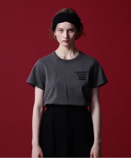 AVIREX（アヴィレックス）の「《COLLECTION》WEST POINT EMBROIDERY FADE WASH T-SHIRT /ウェストポイント エンブロイダリー フェイドウォッシュTシャツ（Tシャツ/カットソー・レディース・ホワイト系2/オレンジ/チャコール・M/S）」の4枚目の写真