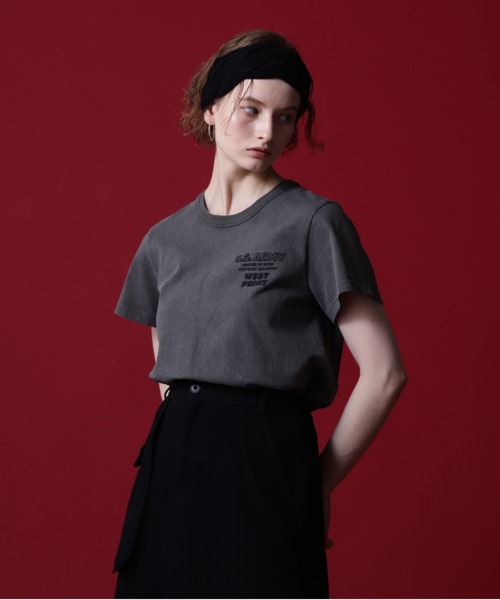 AVIREX（アヴィレックス）の「《COLLECTION》WEST POINT EMBROIDERY FADE WASH T-SHIRT /ウェストポイント エンブロイダリー フェイドウォッシュTシャツ（Tシャツ/カットソー・レディース・ホワイト系2/オレンジ/チャコール・M/S）」の5枚目の写真