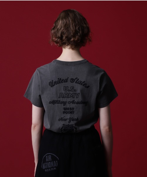 AVIREX（アヴィレックス）の「《COLLECTION》WEST POINT EMBROIDERY FADE WASH T-SHIRT /ウェストポイント エンブロイダリー フェイドウォッシュTシャツ（Tシャツ/カットソー・レディース・ホワイト系2/オレンジ/チャコール・M/S）」の8枚目の写真
