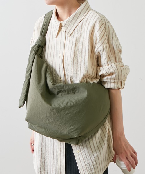 Actually(アクチュアリー)の「ナイロンワンショルダー(ショルダーバッグ・レディース・ライトブルー/ブラック/グリーン・フリー)」の3枚目の写真