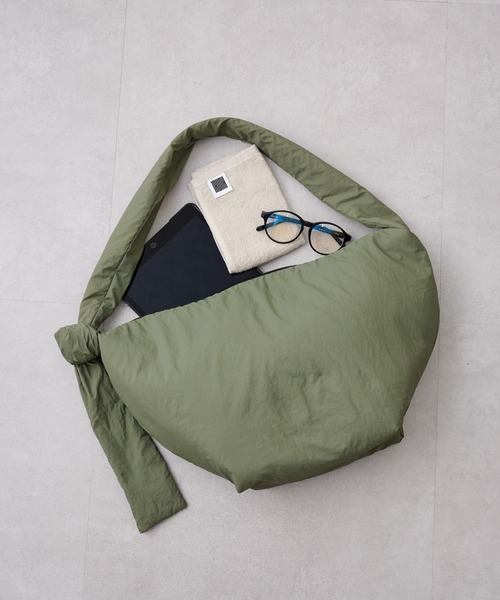 Actually(アクチュアリー)の「ナイロンワンショルダー(ショルダーバッグ・レディース・ライトブルー/ブラック/グリーン・フリー)」の12枚目の写真