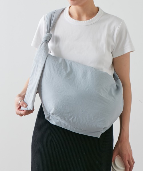 Actually(アクチュアリー)の「ナイロンワンショルダー(ショルダーバッグ・レディース・ライトブルー/ブラック/グリーン・フリー)」の13枚目の写真