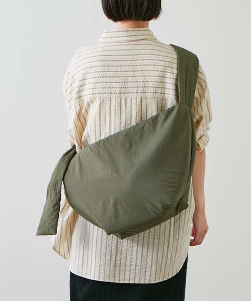 Actually(アクチュアリー)の「ナイロンワンショルダー(ショルダーバッグ・レディース・ライトブルー/ブラック/グリーン・フリー)」の10枚目の写真