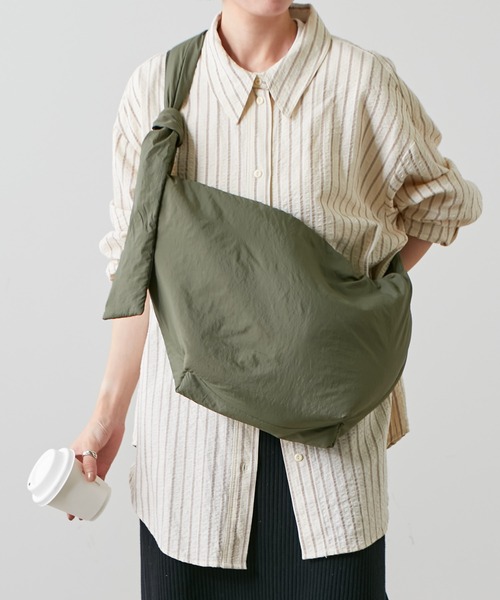 Actually(アクチュアリー)の「ナイロンワンショルダー(ショルダーバッグ・レディース・ライトブルー/ブラック/グリーン・フリー)」の9枚目の写真