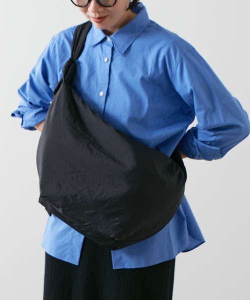 Actually(アクチュアリー)の「ナイロンワンショルダー(ショルダーバッグ・レディース・ライトブルー/ブラック/グリーン・フリー)」の4枚目の写真