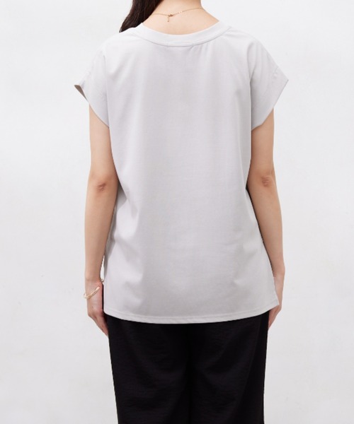 Chez toi（シェトワ）の「機能素材ノースリロゴプルオーバー（Tシャツ/カットソー・レディース・グレイッシュベージュ/ブラック/オフホワイト・FREE）」の21枚目の写真