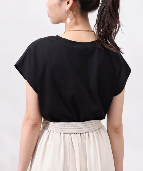 Chez toi（シェトワ）の「機能素材ノースリロゴプルオーバー（Tシャツ/カットソー・レディース・グレイッシュベージュ/ブラック/オフホワイト・FREE）」の12枚目の写真