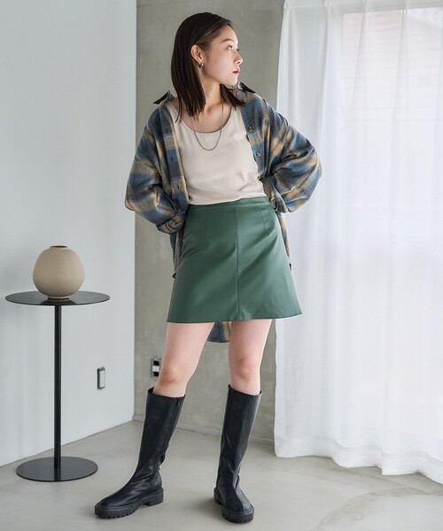 PUBLUX（パブリュクス）の「フェイクレザーミニースカート　限定展開（スカート・レディース・ナチュラル/ブラック/グリーン・S/M）」の4枚目の写真