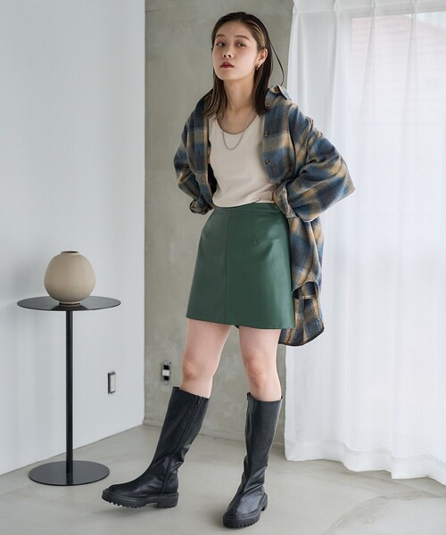 PUBLUX（パブリュクス）の「フェイクレザーミニースカート　限定展開（スカート・レディース・ナチュラル/ブラック/グリーン・S/M）」の6枚目の写真