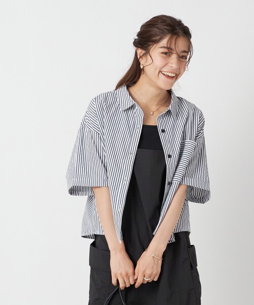 Cutie Blonde（キューティーブロンド）の「◆スタイルアップも叶える！ 旬なオーバーサイズ短丈シャツ（シャツ/ブラウス・レディース・ホワイト系/ネイビー系2・00）」の11枚目の写真