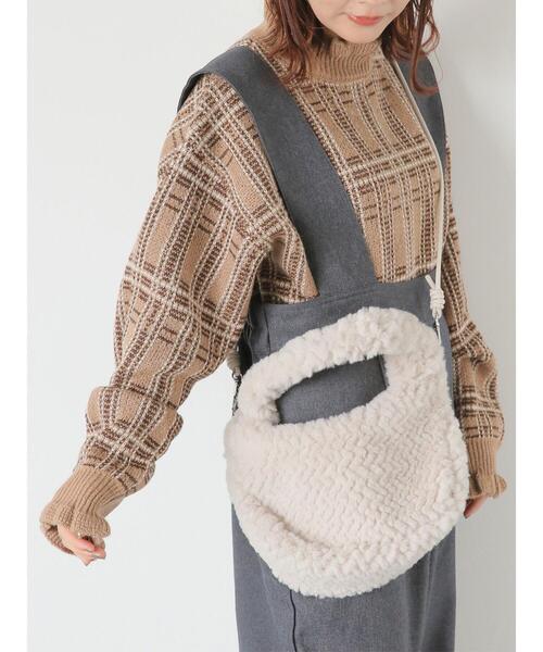 ehka sopo（エヘカソポ）の「ボアハーフムーンバッグ（ハンドバッグ・レディース・キナリ/モカ/グレー・F）」の2枚目の写真