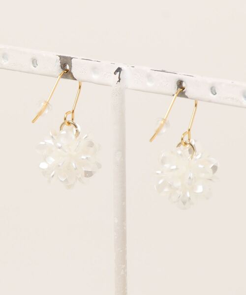 tone（トーン）の「【fuwari】ビーズフラワーボール　サージカルステンレス　ピアス(MA)（ピアス（両耳用）・レディース・B/A・FREE）」の5枚目の写真