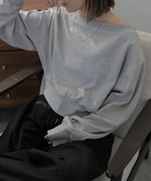 Reurie'（レウリィ）の「ボートネックスウェット / ショート丈 クロップド 黒 グレー ブラック 短丈 オフショル ワンショルダー プルオーバー 長袖（スウェット・レディース・ブラック/グレー・FREE）」の7枚目の写真