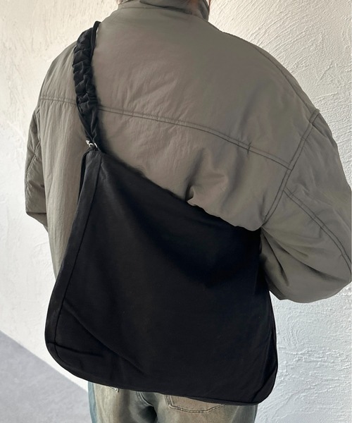 apres jour mignon(アプレジュールミニョン)の「【apresjour mignon×ARIAZ】ギャザーデザインバッグ(ショルダーバッグ・レディース・アイボリー/ブラック・ONESIZE)」の1枚目の写真