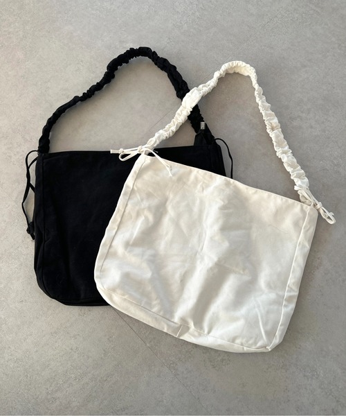 apres jour mignon(アプレジュールミニョン)の「【apresjour mignon×ARIAZ】ギャザーデザインバッグ(ショルダーバッグ・レディース・アイボリー/ブラック・ONESIZE)」の7枚目の写真
