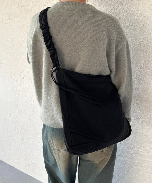 apres jour mignon(アプレジュールミニョン)の「【apresjour mignon×ARIAZ】ギャザーデザインバッグ(ショルダーバッグ・レディース・アイボリー/ブラック・ONESIZE)」の6枚目の写真