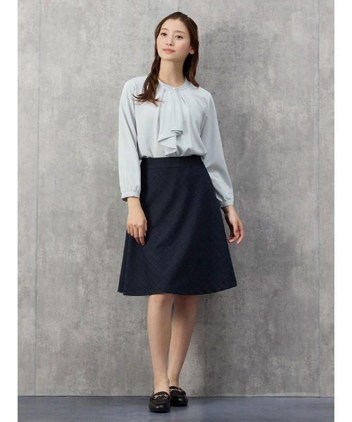 Perfect Suit FActory(パーフェクトスーツファクトリー)の「釦ポイント ラッフルボウタイブラウス ライトグレー/オフホワイト/ベージュ(シャツ/ブラウス・レディース・ライトグレー/ベージュ/オフホワイト・M/L/S)」の7枚目の写真