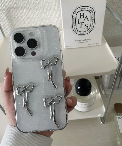 BARELY BLUE（ベアリーブルー）の「【 BARELY BLUE / ベアリーブルー 】 クリア ラメ シルバー リボン iPhoneケース / 11 , 12 , 12pro , 13 , 13pro , 14 , 14pro , 15 , 15pro , 16 , 16pro 対応（スマホケース/カバー・レディース・クリア・iPhone 11/iPhone 12/12 Pro/iPhone 13 Pro/iPhone 14 Pro/iPhone 15 Pro/iPhone 13/14/15/iPhone 13/iPhone 14/iPhone 15/iPhone 13/14/iPhone 16/iPhone 16 Pro/iPhone 17/iPhone 17 Pro）」の5枚目の写真